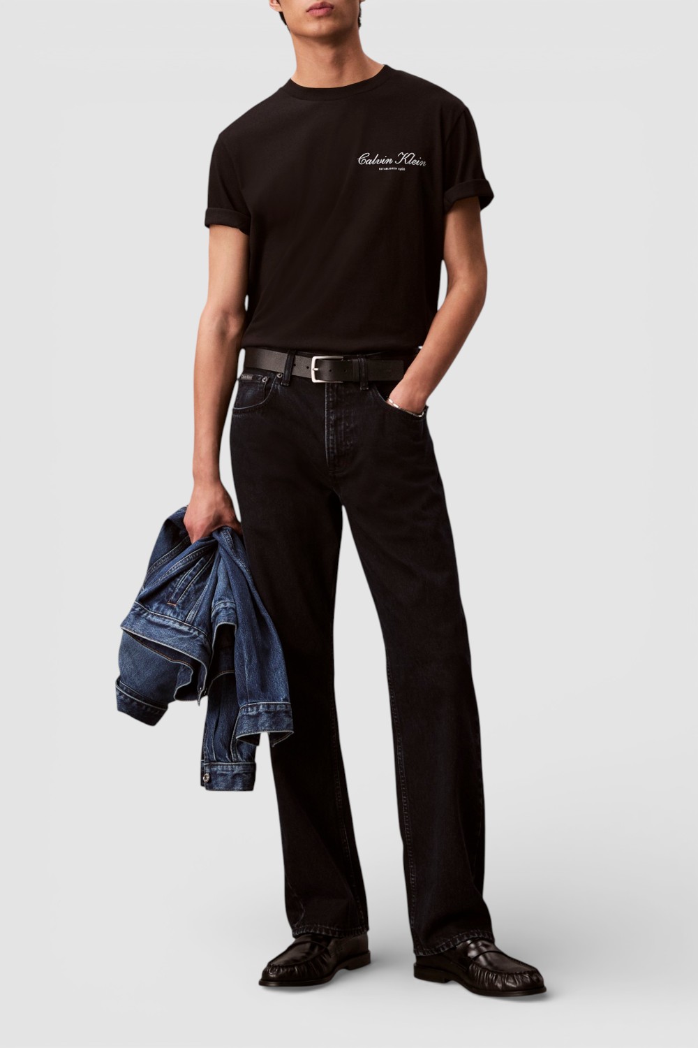 תמונת כל הלוק של חולצת טי